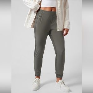 ✨NWT! Athleta Brooklyn Jogger in Mountain Olive size 6